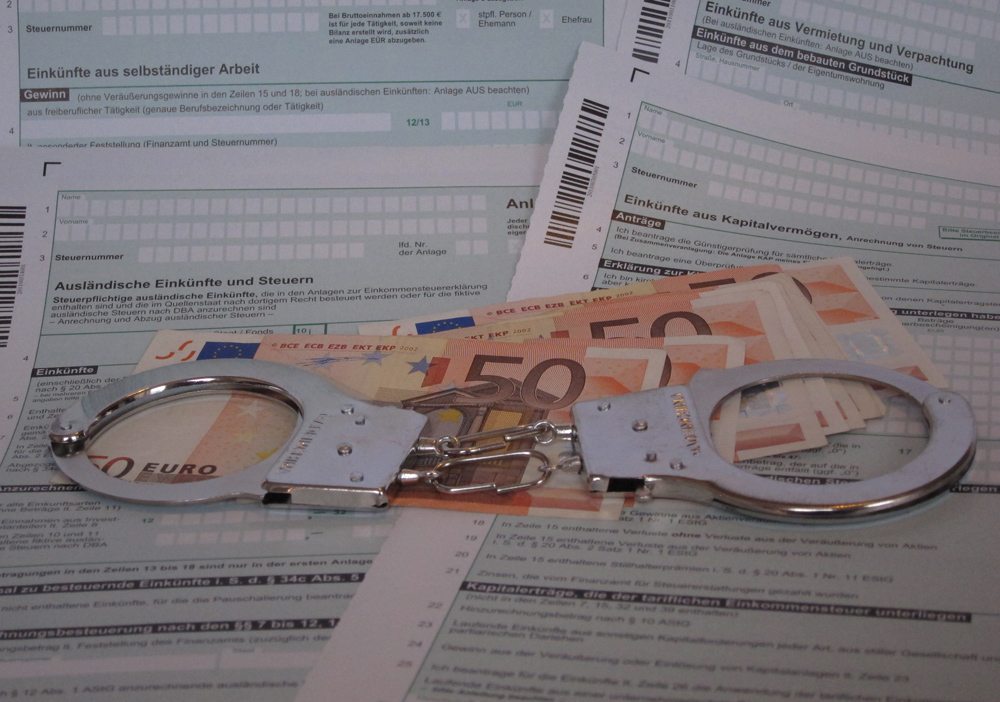 Strafe für Steuerbetrug – Freiheits- oder Geldstrafe (Bild: Initiative Echte Soziale Marktwirtschaft (IESM)  / pixelio.de)
