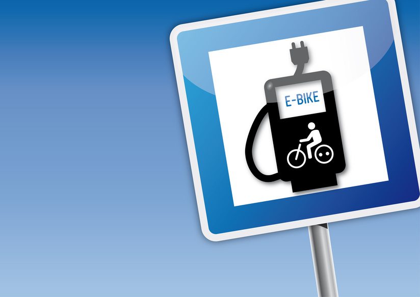 e-bike Tankstelle Schild mit Himmel