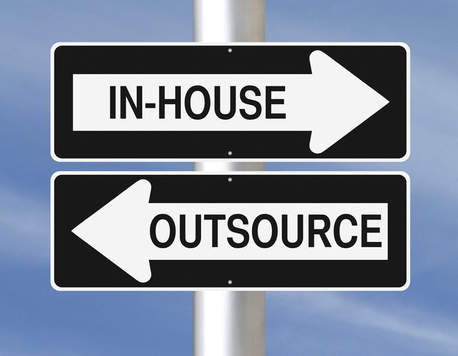 Outsourcing kann günstige Zwischenlösung sein. (Bild: rnl / Shutterstock.com)