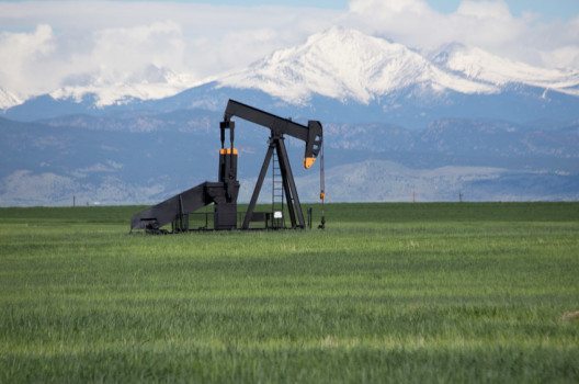 Wegen Erschliessung neuer Ölquellen hat sich der Zeitpunkt von Peak Oil vielleicht um einige Jahrzehnte in die Zukunft verschoben. (Bild: Bridget Calip / Shutterstock.com)