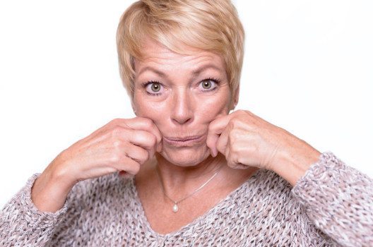 Für die straffe Mundpartie: Mundwinkel weit nach aussen ziehen, dann wieder zusammenschieben. (Bild: © Lars Zahner / shutterstock.com)