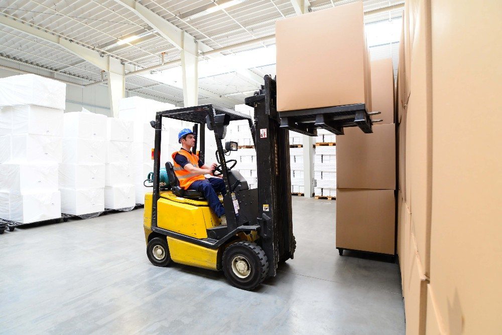 Aus den Bereichen Kommissionierung und Wareneingang werden einzelne Verpackungseinheiten in den Warenausgangsbereich gerbracht. (Bild: © industrieblick - fotolia.com)