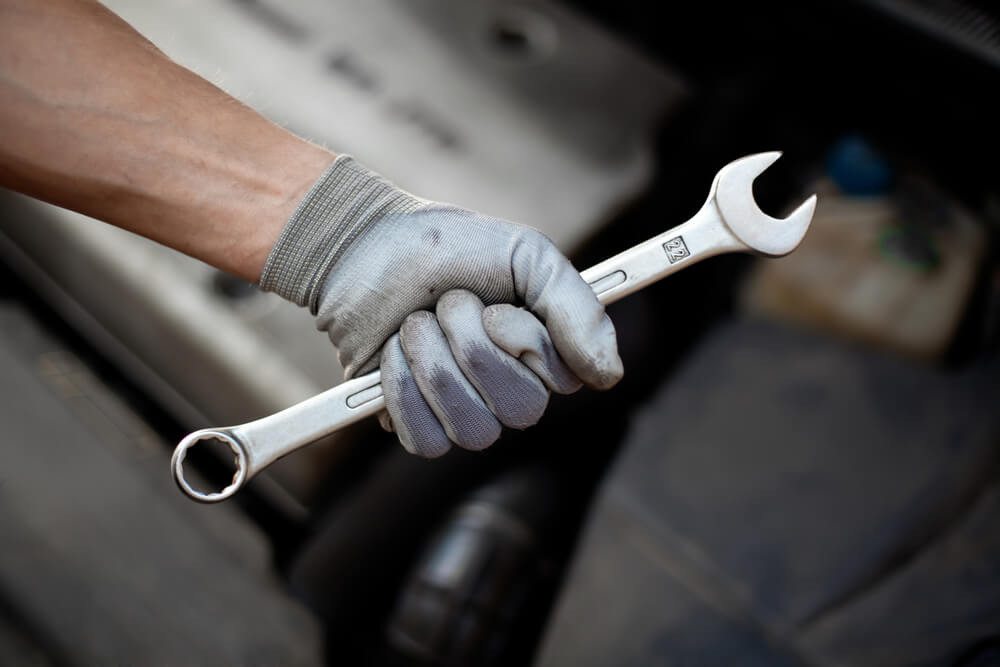 Handwerkliches Geschick ist für die Ausbildung zum LKW-Mechaniker unabdingbar. (Bild: © baranq - shutterstock.com)