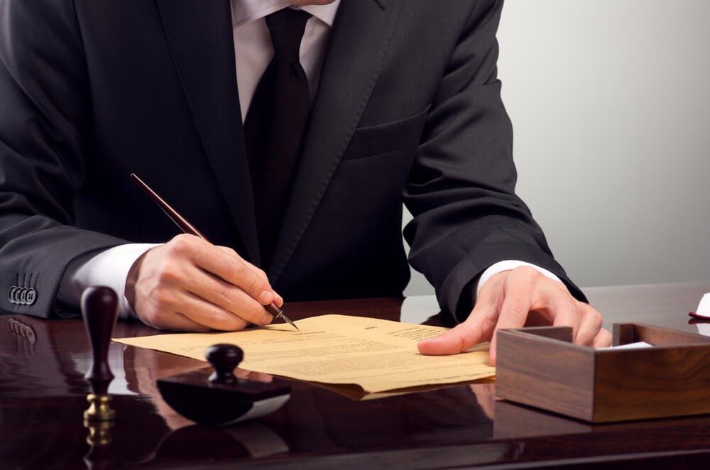 Der Gesellschaftsvertrag wird in der Regel mithilfe eines Rechtsanwalts oder Notars entworfen. (Bild: © NotarYES - shutterstock.com)