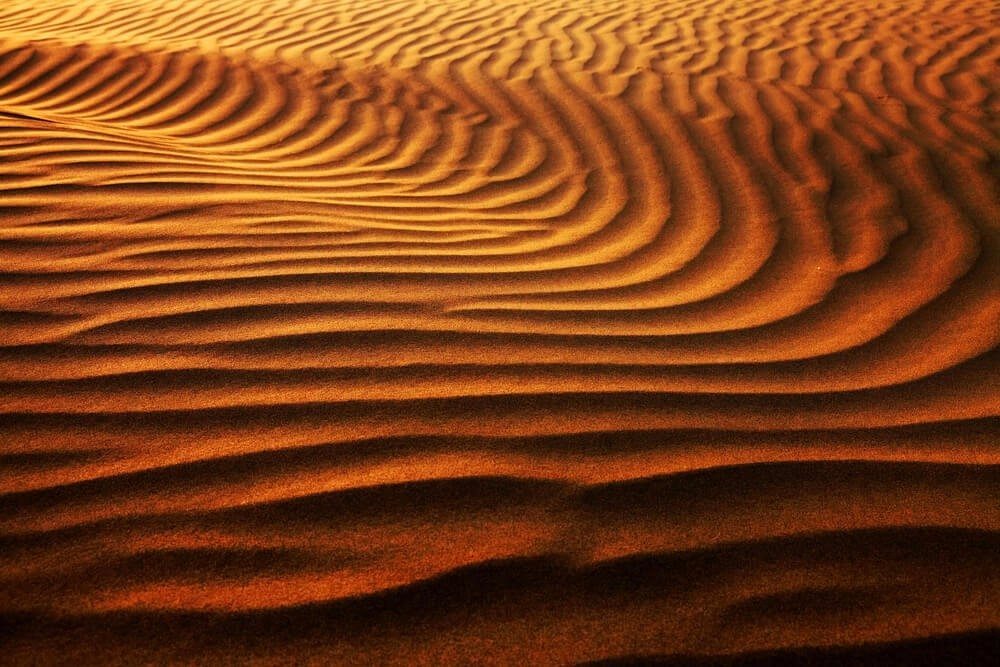Die naheliegende Idee, sich den benötigten Sand einfach aus der Wüste zu holen, liess sich nicht umsetzen. (Bild: © Mikadun - shutterstock.com)