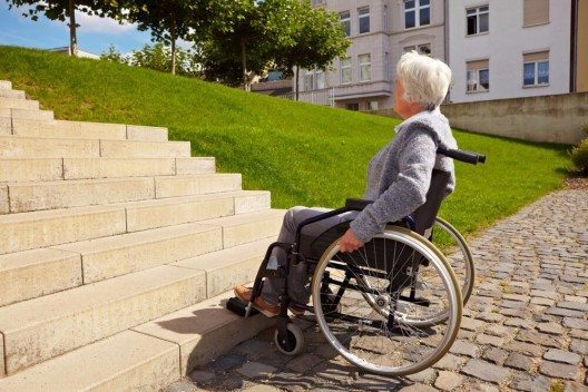 Altersdiskriminierung in der Schweiz sei nach wie vor legal und weit verbreitet. (Bild: © Robert Kneschke – shutterstock.com)