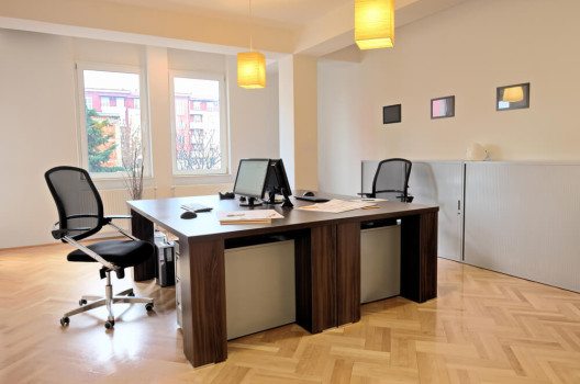 Helle, freundliche Büroräume machen entspanntes, motiviertes Arbeiten möglich. (Bild: © Ljupco Smokovski - shutterstock.com)