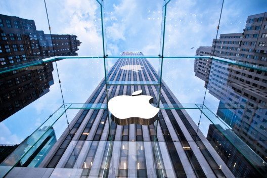 Seit 1998 verzichtet Apple darauf, den markanten angebissenen Apfel bunt zu kolorieren (Bild: © Andrey Bayda - shutterstock.com)
