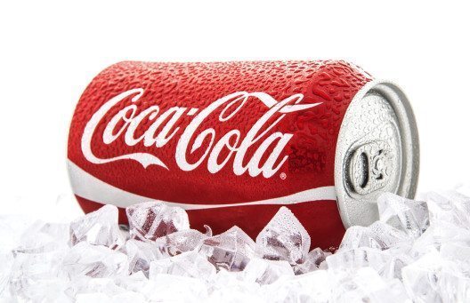 Es ist kein Zufall, dass etwa Coca Cola ein markantes Rot im Logo trägt (Bild: © Jon Le-Bon - shutterstock.com)