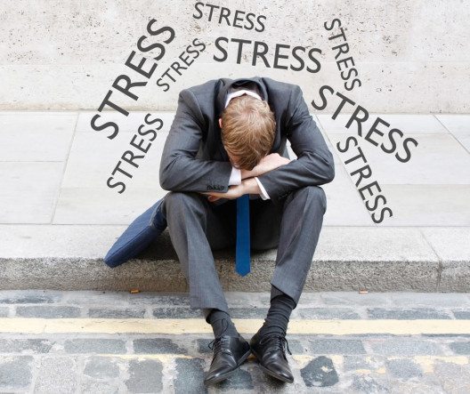 Schweizer Beschäftigte leiden unter Stress. (Bild: Lasse Kristensen / Shutterstock.com)