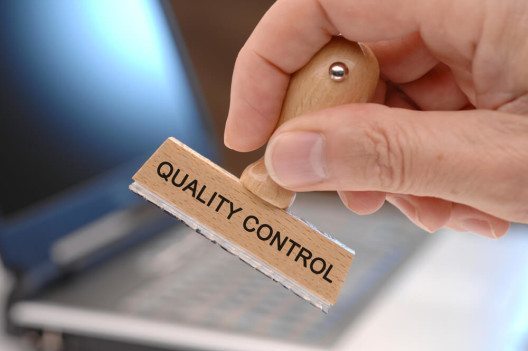 Beim Outsourcing-Anbieter müssen die gleichen hohen Qualitätsstandards eingehalten werden. (Bild: © filmfoto - shutterstock.com)