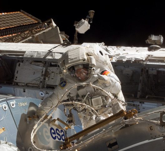 Astronaut Hans Schlegel im Weltall (Bild: © obs/Dr. Schmidt & Partner GmbH/NASA)