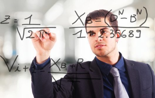 Mathe für BWL ist leichter zu verstehen als im technischen Bereich. (Bild: Minerva Studio – Shutterstock.com)