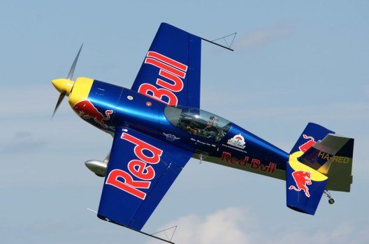 „Red Bull verleiht Flügel“ – die Marke fokussiert sich Sport-Events und Extremsport. (Bild: mobil11 – shutterstock.com)